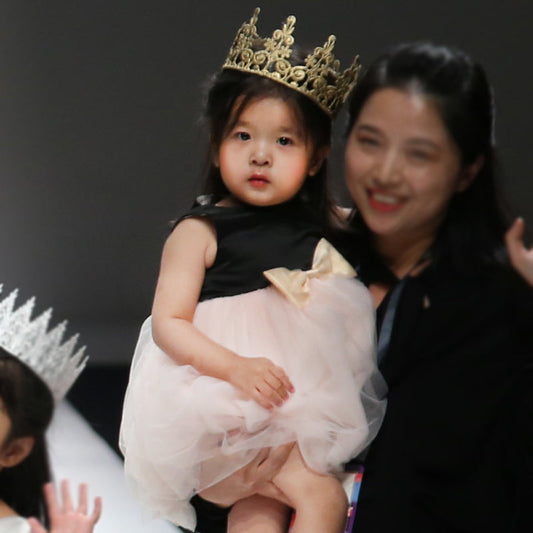 The 17-Month-Old Toddler With A Lollipop Redefines True Professionalism In Kids Fashion | HANAKIMI